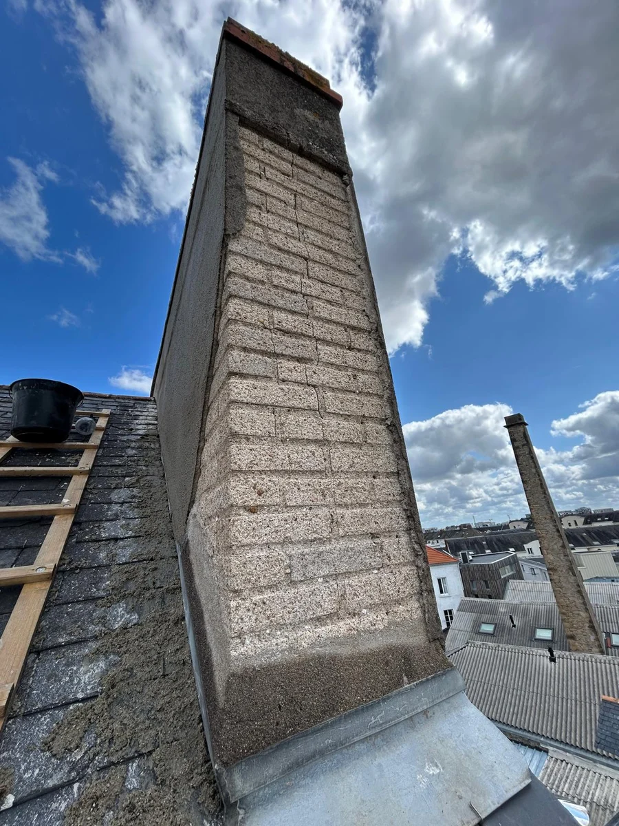 Souche de cheminée avant réfection, briques apparentes